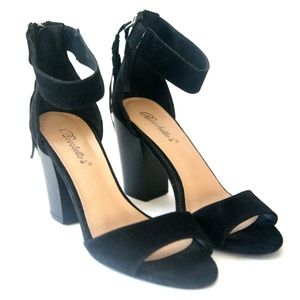 Sz8.5 BRECKELLE'S Black Suede Ankle Strap Sandals
